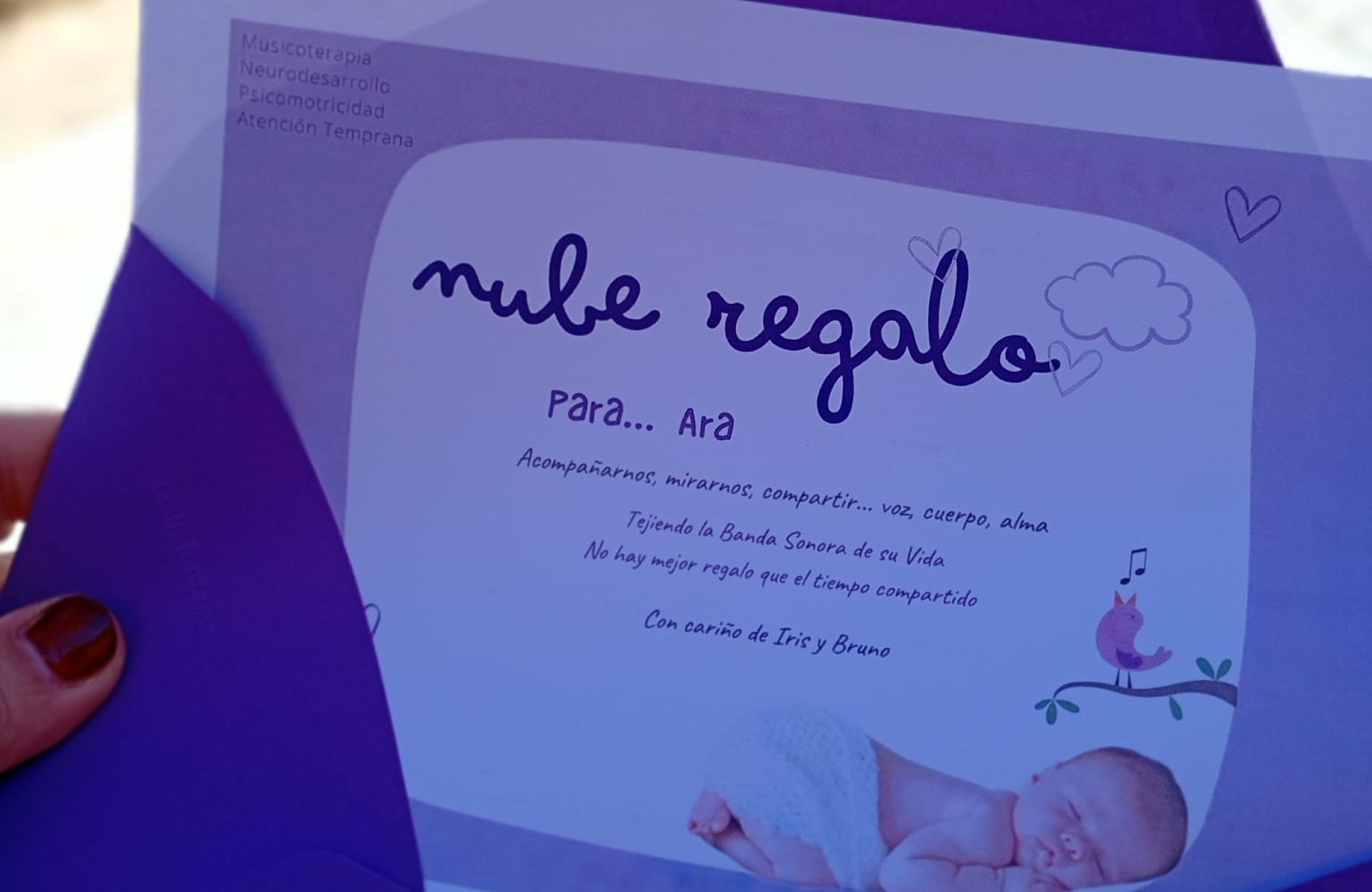 Foto de niños jugando con sus padres