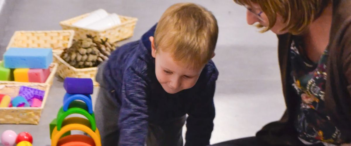 foto de taller con madres y bebés