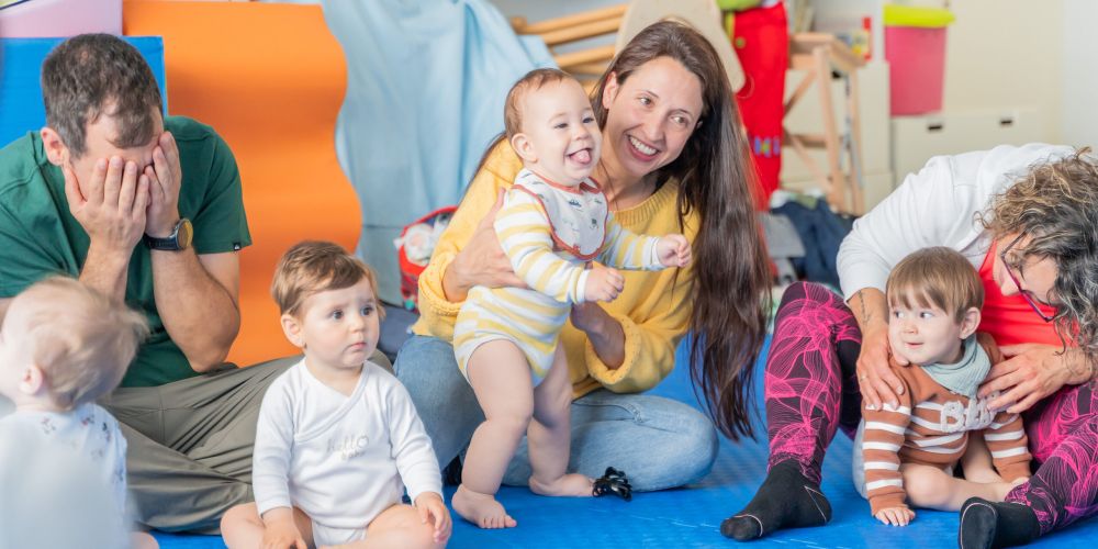 foto de Ana con madres y sus bebés