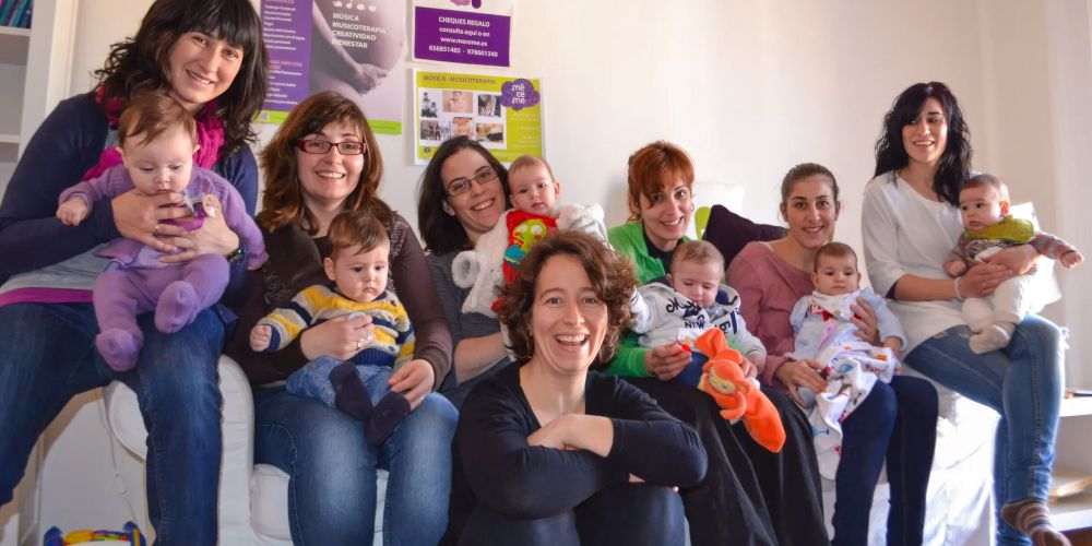 foto de Ana con madres y sus bebés