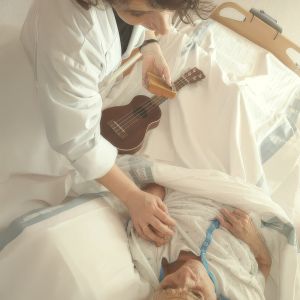 Ana cuidando a persona mayor