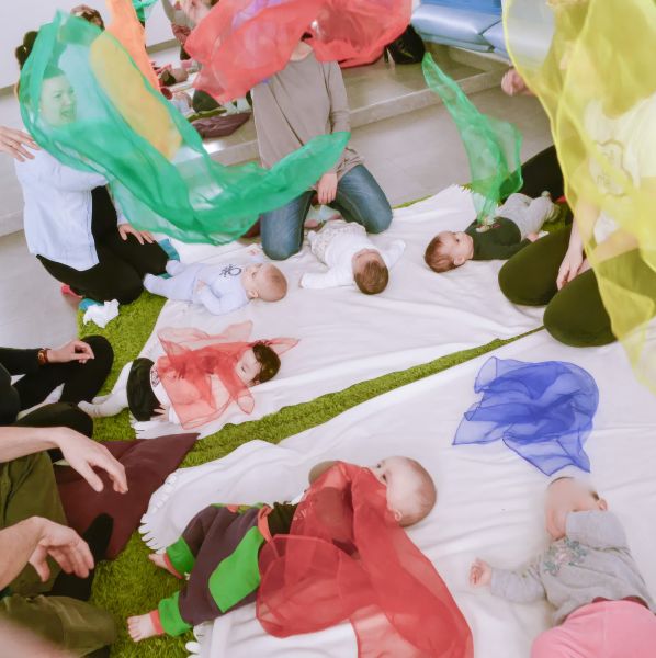 foto de actividad con bebés