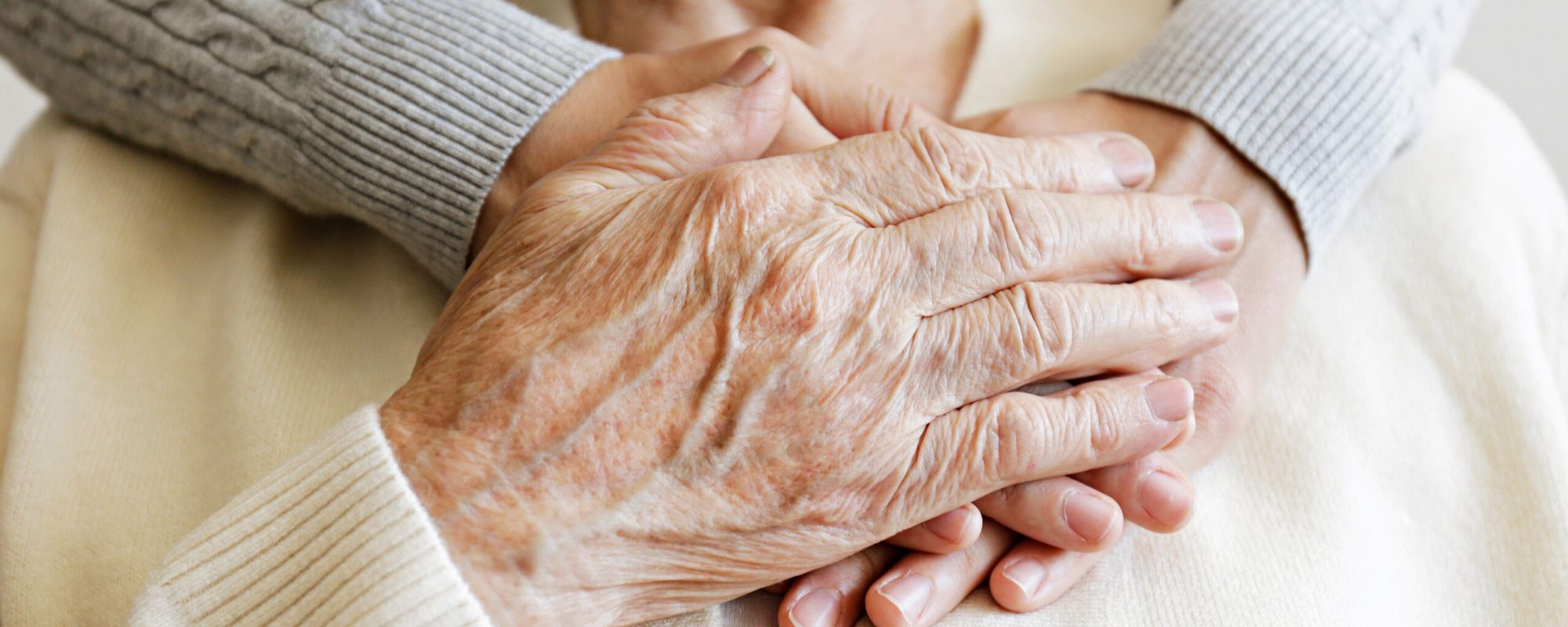 Foto de manos de persona mayor