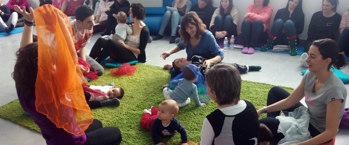 foto de taller con madres y bebés