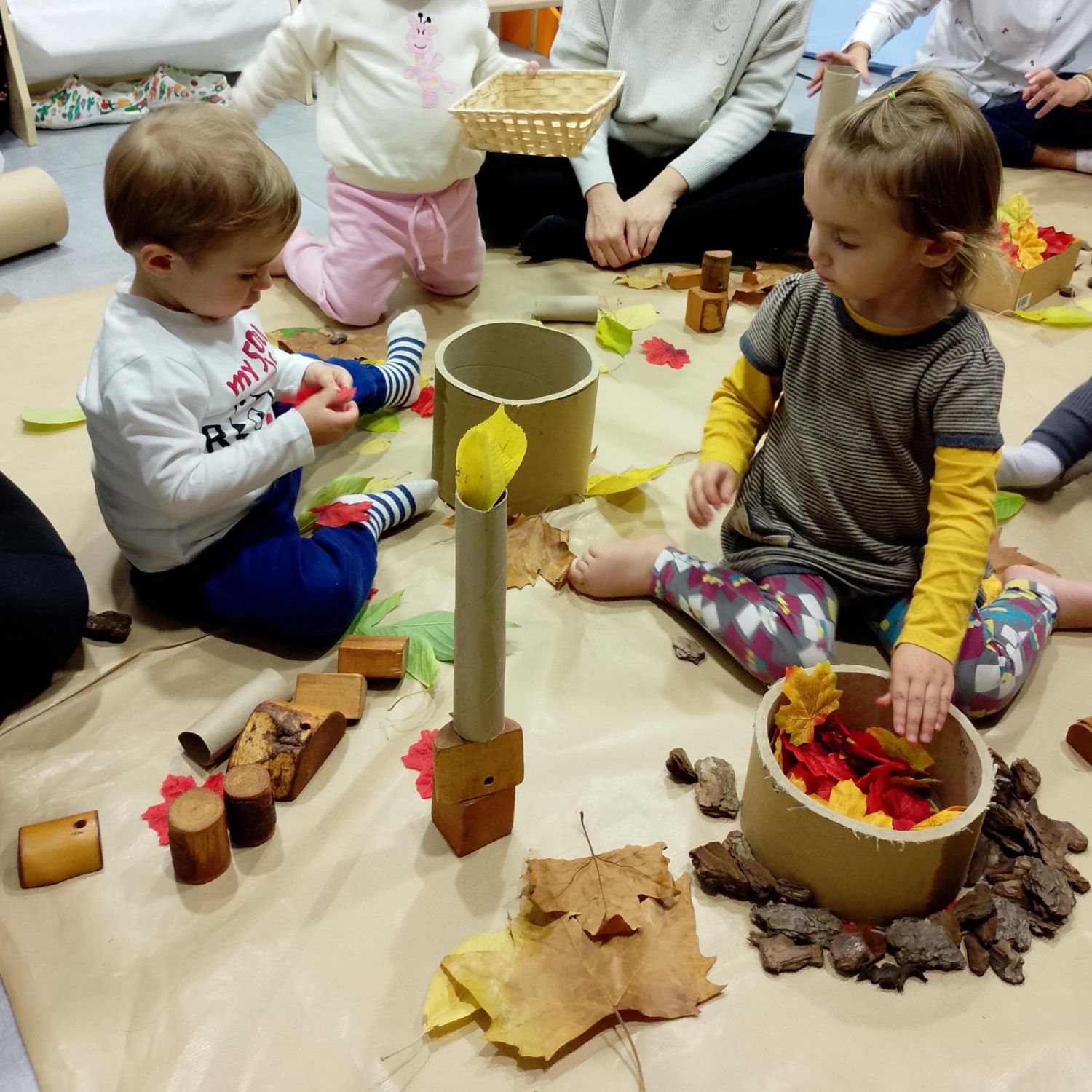 foto de niños jugando con sus padres