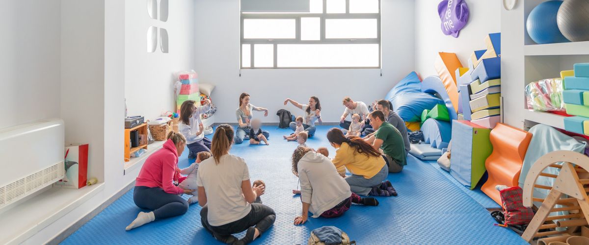 foto de taller con madres y bebés